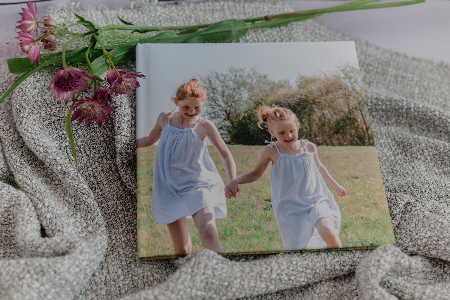 Fotos mit Geschwistern, Outdoor-Shooting, neugeborenenfotografie münchen, Fotos Rosenheim, fotograf rosenheim, fotograf rosenheim, Landshut, München, Familienfotos, Familienshooting, Bilder mit Geschwistern, Bruckmühl