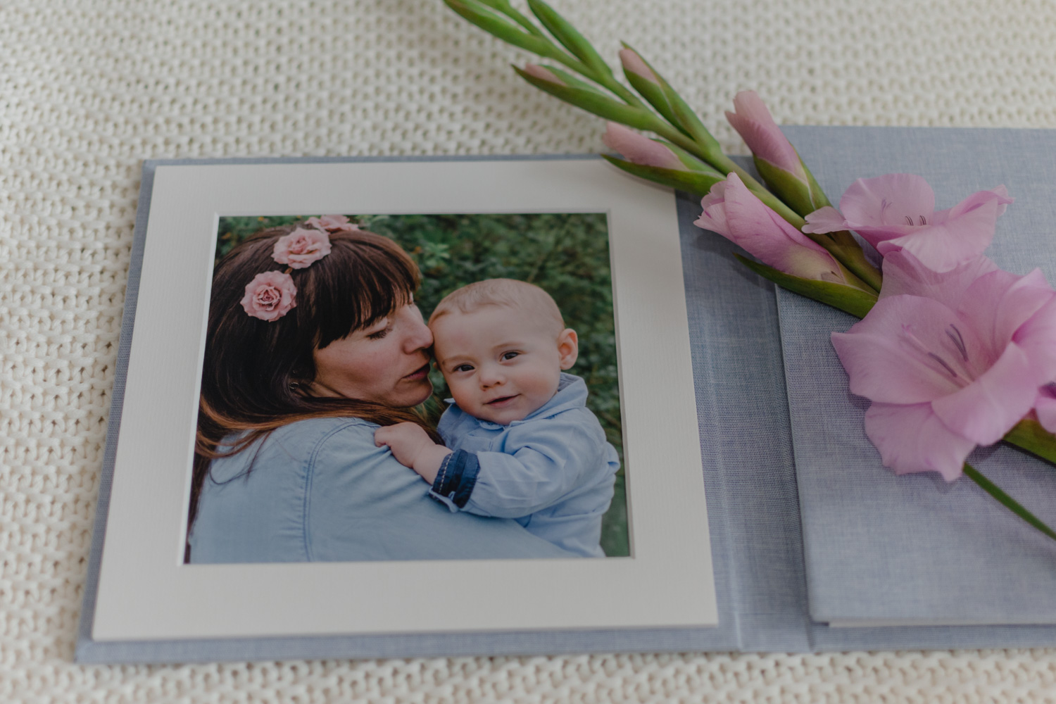 Fotos mit Geschwistern, Outdoor-Shooting, neugeborenenfotografie münchen, Fotos Rosenheim, fotograf rosenheim, fotograf rosenheim, Landshut, München, Familienfotos, Familienshooting, Bilder mit Geschwistern, Bruckmühl